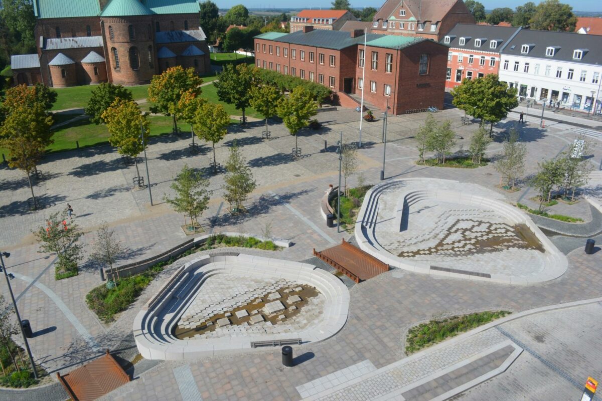 I det daglige indbyder bassiner og vandrender på Ringsted Torv til ophold, mens bassinerne ved skybrud er med til at forhindre oversvømmede kloakker og kældre. Pressefoto.