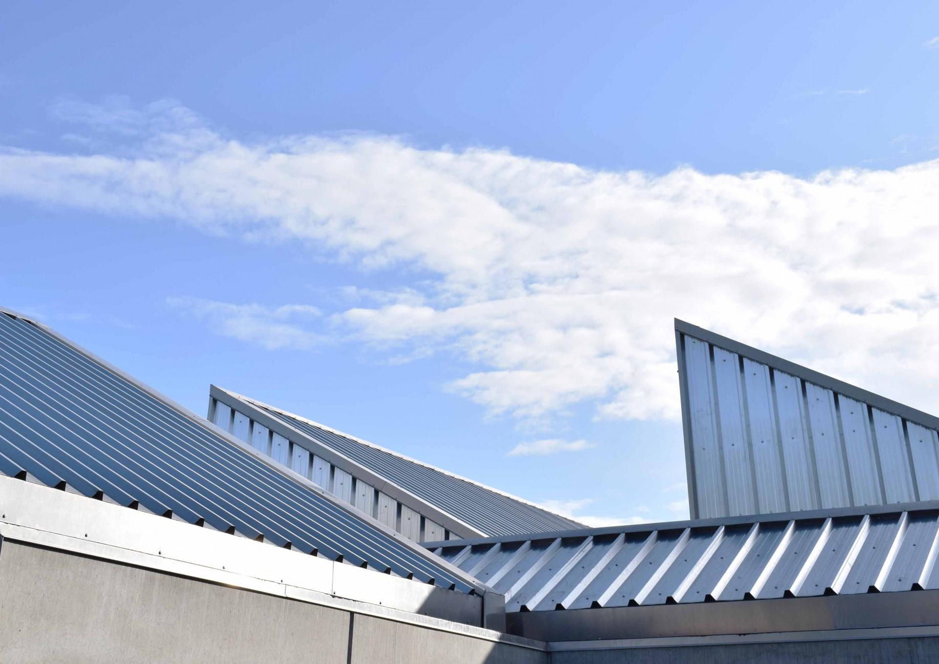 Udvidelse af C.C. Contractors kontorhus glider fint ind i rækken af Utzons karakteristiske modulære tage. Pressefoto: Herning Kommune.