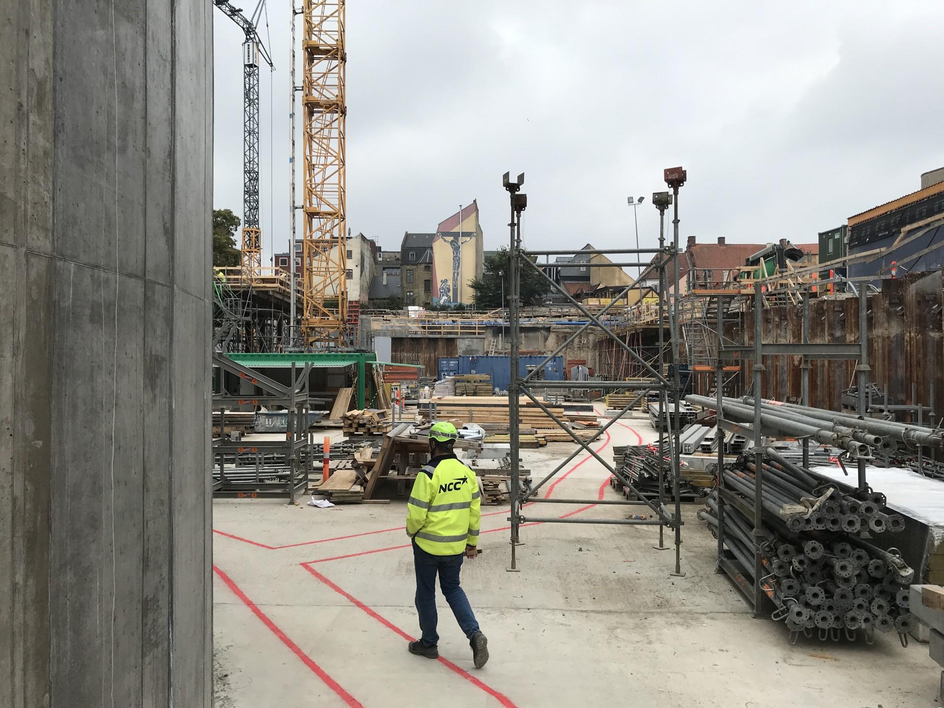 Der bliver bygget tæt i Odenses bymidte, og det er svært at komme til med kranerne. Foto: Thøger Raun.