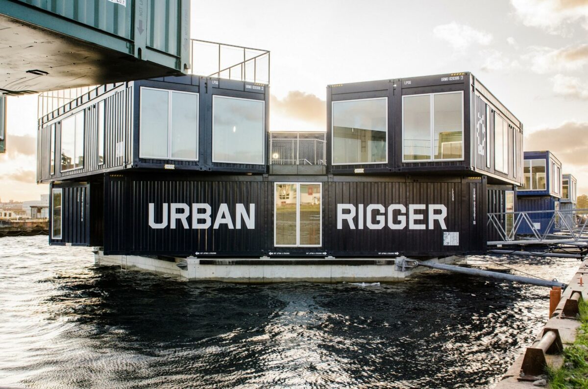 Containerne og betonfundamentet er den rette løsning til et byggeri af denne slags, siger Peter Mayntzhusen og forklarer, at containerne har en levetid på 50 år, mens betonens levetid er over 100 år. Foto: Stan Petersen.