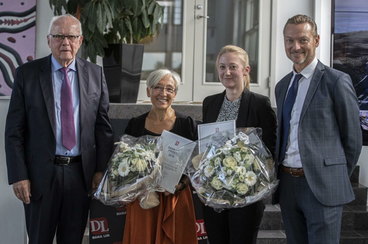 Bestyrelsesformand Mogens Overgaard (t.v.) og adm. direktør Lars Christensen overrakte forleden Dana Lim Prisen til hele to modtagere: overlæge Helena Domínguez (midten t.v.). og læge Louise Hougesen Bjerking. Pressefoto.