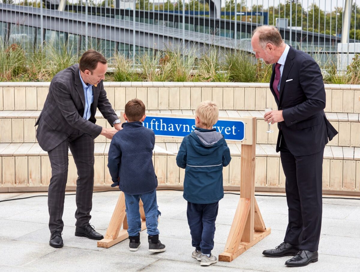 Forleden blev Lufthavnstorvet indviet. Det er på forpladsen til lufthavnens Finger E-terminal mellem Terminal 2 og 3, at der er monteret mere end 20.000 meter Accoya. Pressefoto.