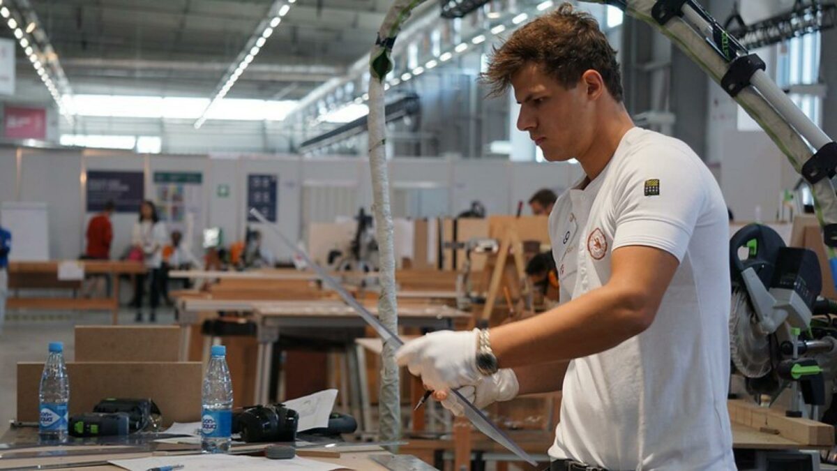 En af de fire håndværkere er den 20-årige bygningssnedker Steffen Slott Jørgensen, som er elev hos Hoffmann A/S i Næstved. Pressefoto. Foto fra WorldSkills.