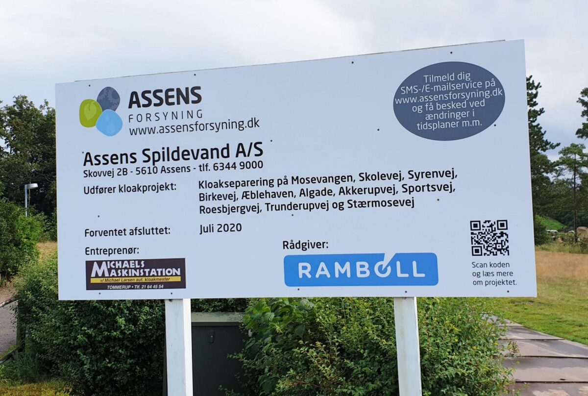 I juli så den ansvarlige entreprenør sig nødsaget til at indstille arbejdet med at renovere kloakkerne i Haarby. Nu tager en ny over og færdiggør regnvandsbassinet nær de grønne områder og stisystemet ved Haarby Stadion. Foto: Assens Forsyning A/S.