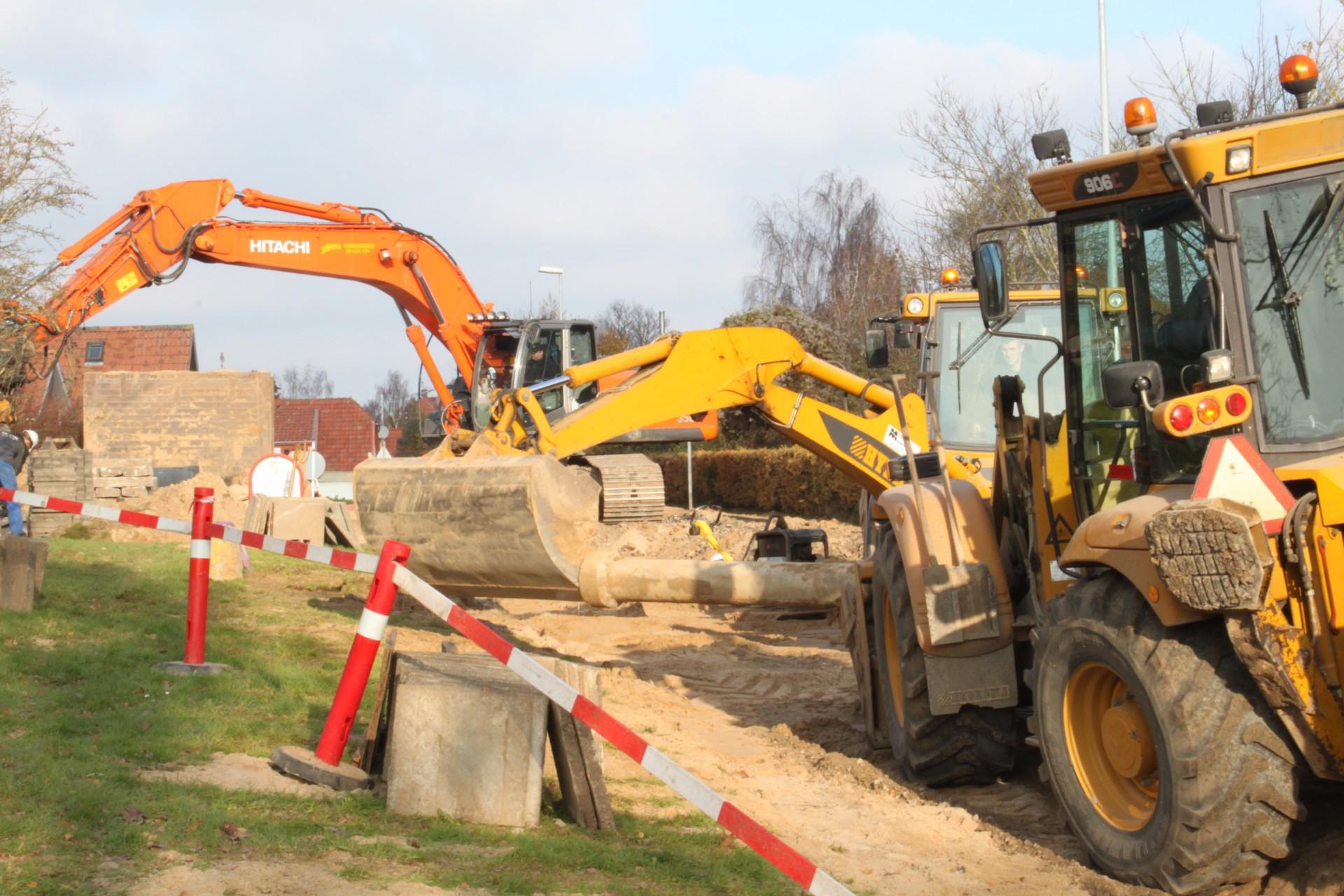 Snart er der atter gang i gravemaskinerne i Haarby. Efter en entreprenørs konkurs genoptager Assens Forsyning A/S nu atter arbejdet med at renovere og opdatere kloaksystemet i den centrale del af byen. Arkivfoto: Assens Forsyning A/S.