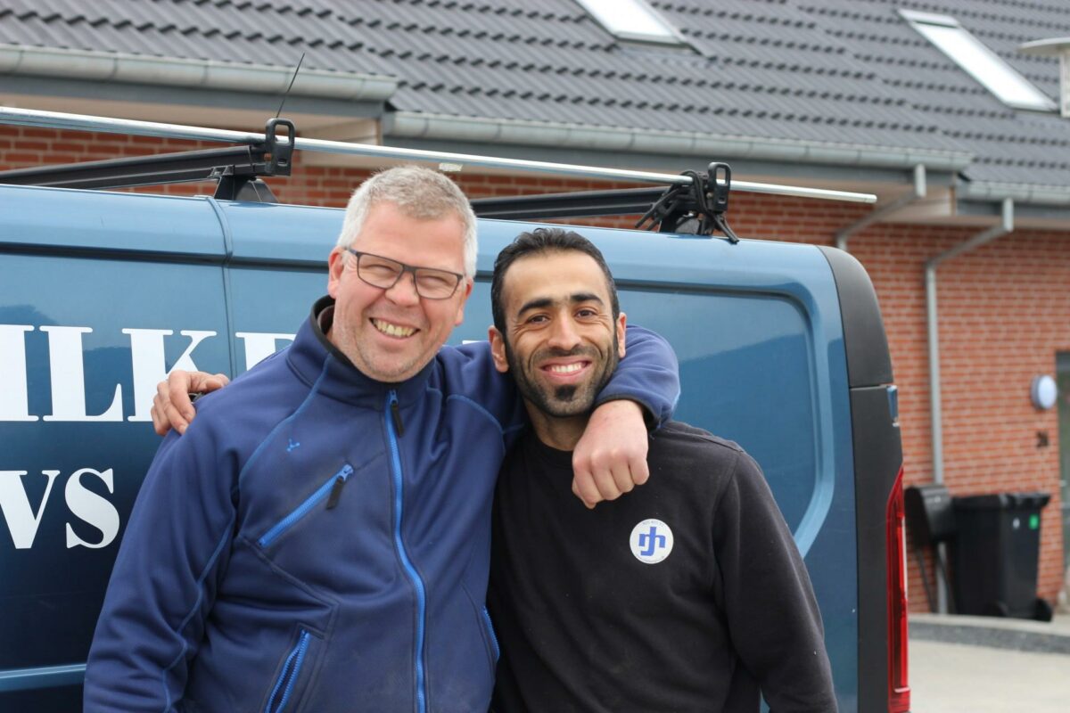 Jens O. Mogensen, indehaver af Silkeborg VVS-teknik, er glad for at have Sirus Ghaderi i lære i firmaet. Pressefoto.