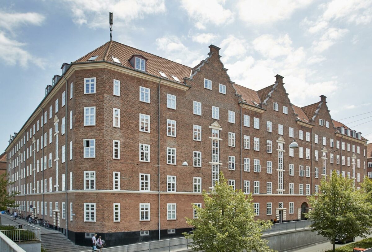 700 vinduer er skiftet i Lindehuset på Frederiksberg, der udgør en samlet karré opført i 1921. Den rummer i alt 156 boliger. Pressefoto.