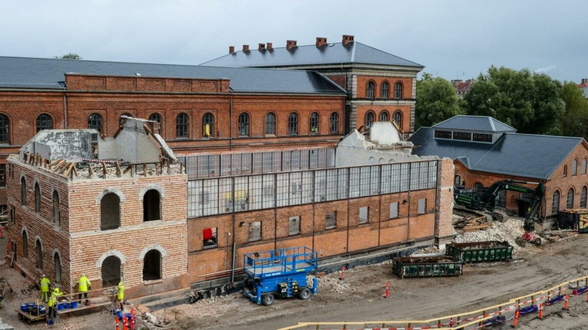 Blandt andet murstenene skal genbruges i genopbygningen. Pressefoto: Vejdirektoratet.