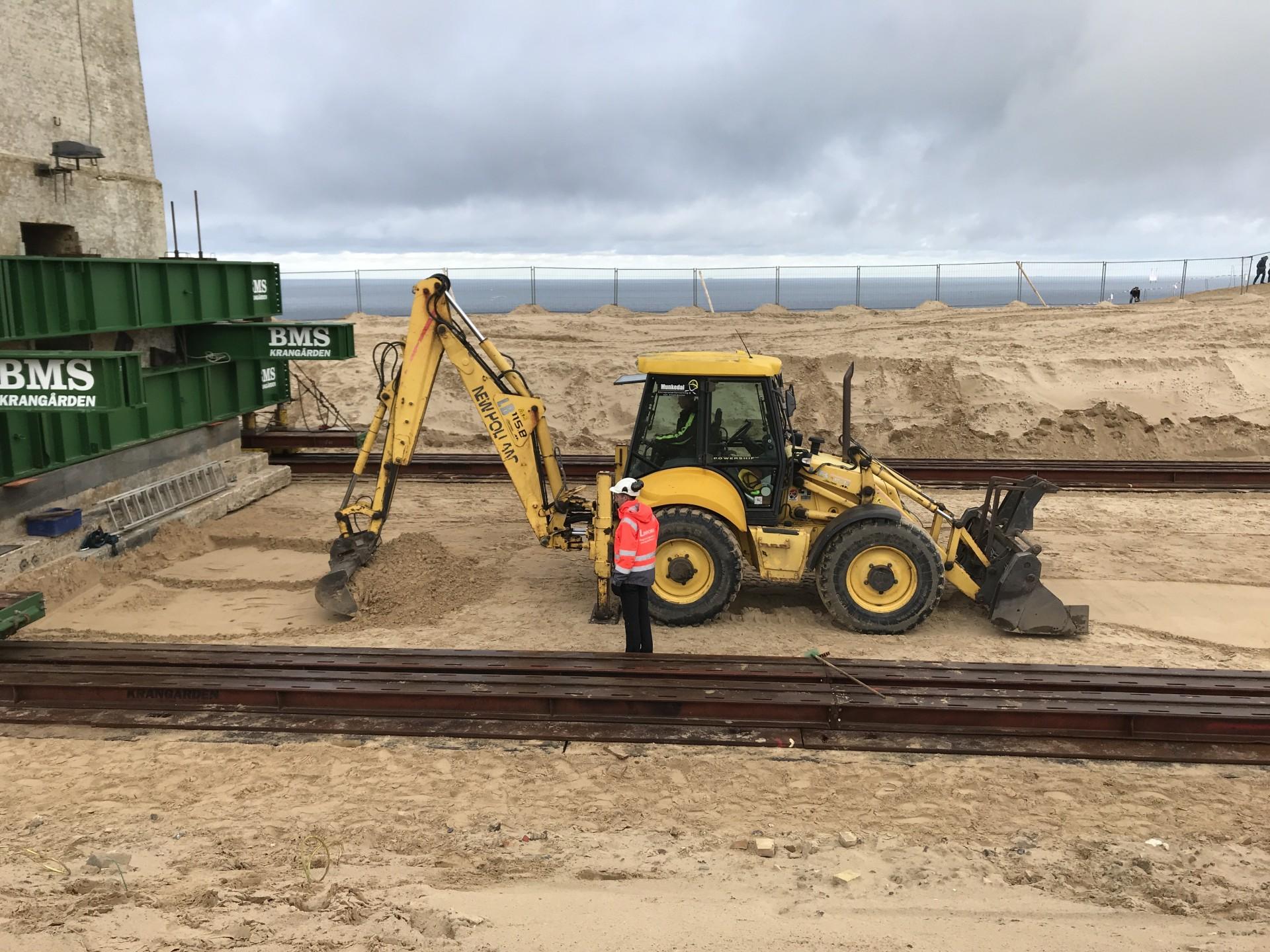 Fyrets fundament er begyndt at skubbe lidt sand foran sig, så en rendegraver har skrabt lidt af. Foto: Kim Krasuld.