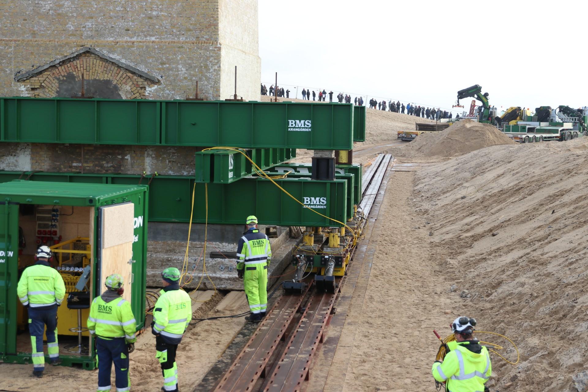 To stempler med kravlebeslag skubber fyret 40 centimeter frem ad gangen med et tryk på 40 ton. Foto: Kim Krasuld.