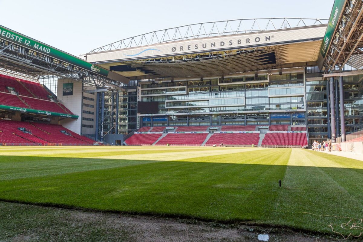 Når nationalarenaen er fyldt til sidste sæde, er der 38.065 tilskuere på lægterne. Det er for lidt, mener DBU, der også drømmer om at tiltrække internationale storkampe. Foto: Colourbox.