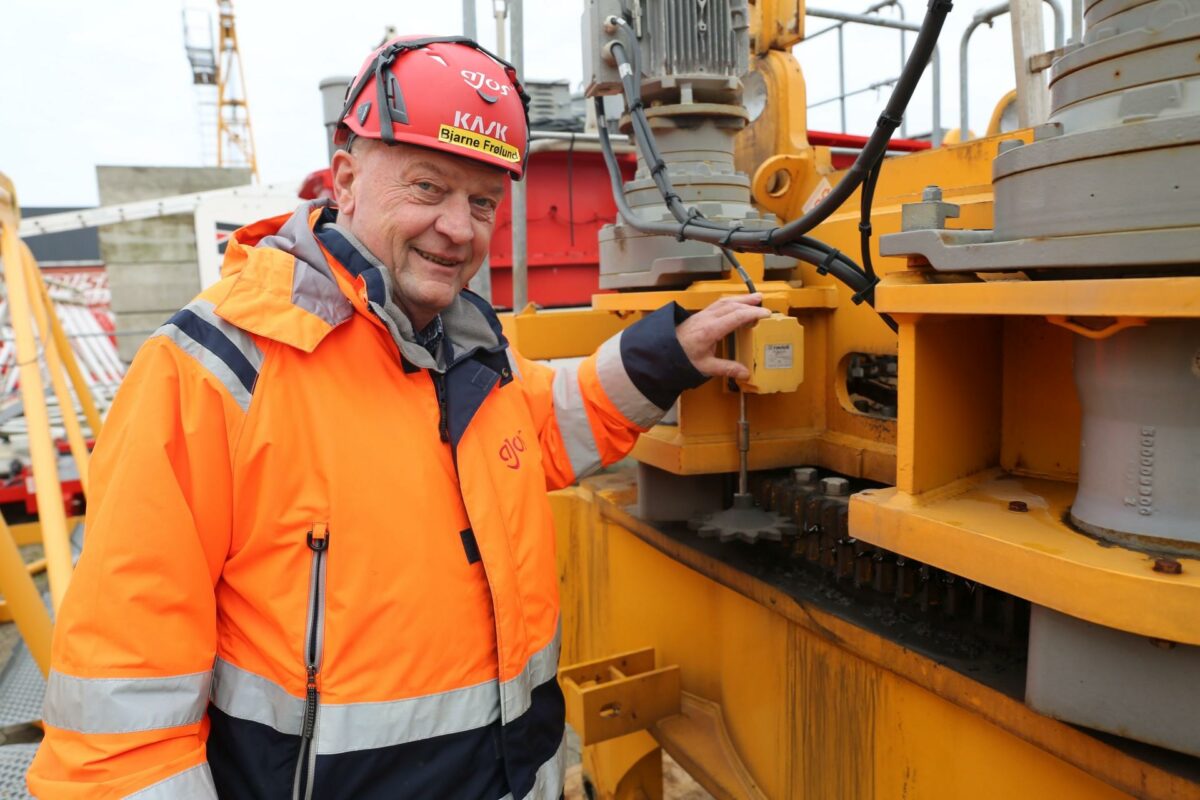 Bjarne Frølund, teknisk konsulent i Ajos' kranafdeling, ved den sensor der fortæller, hvor kranens udlægger er henne på pladsen. Pressefoto.