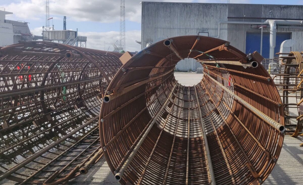 De 28 armeringssøjler på hver 64 meter er fremstillet med kun havlt så meget CO2-forbrug, som i den gængse danske standard.