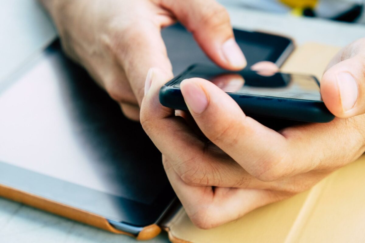 Beskatningen af den arbejdsgiverbetalte telefon bliver nok ikke afskaffet som planlagt. Hverken regeringen eller dens støttepartier har afskaffelsen på deres prioriteringsliste. Foto: Colourbox.