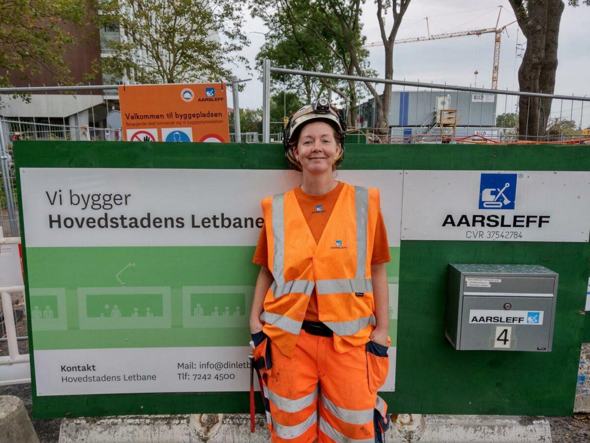 42-årige Katja Handberg er i gang med at uddanne sig som bygningsstruktør inden for beton. Hun er en af de lærlinge, som tager sin uddannelse på letbanebyggeriet. Foto: Aarsleff.