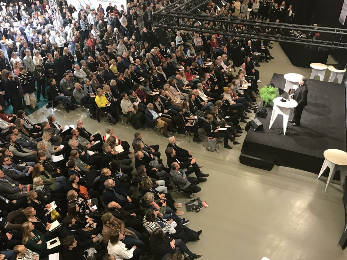 Dansk arkitekturs "grand old man" Jan Gehl viser publikumstække til Building Green. Foto: Thøger Raun.