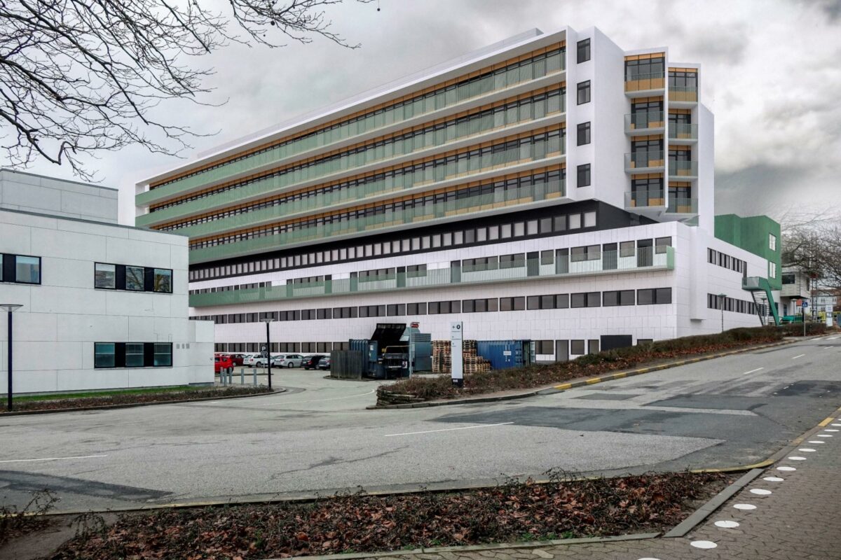 Højhuset på Regionshospitalet Horsens er opført i 1970, men trænger nu til en kærlig hånd. Bygningen vil blive renoveret i perioden 2019-2024. Projektet er budgetteret til 225 millioner kroner. Visualisering: FRIIS & MOLTKE Architects.