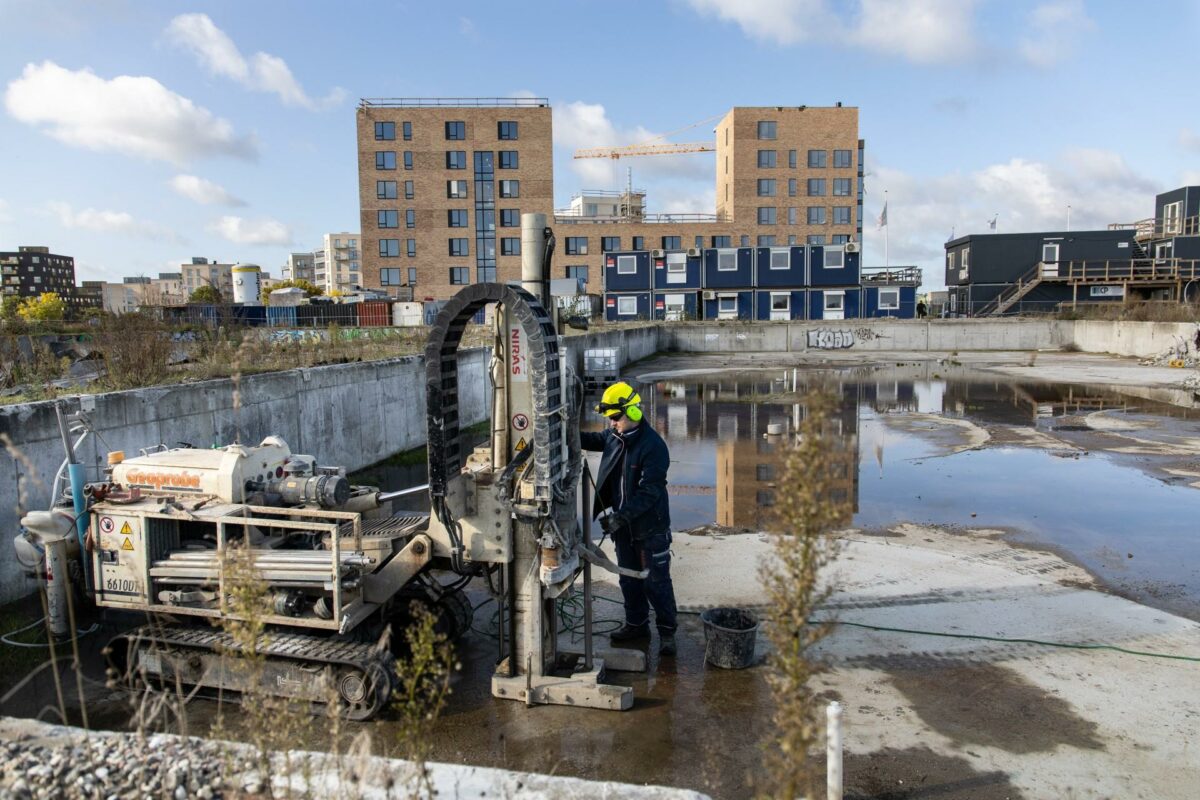 Hos Niras bruger man UV-lys til at finde og oprense forurening på byggegrunde. Foto: Niras.