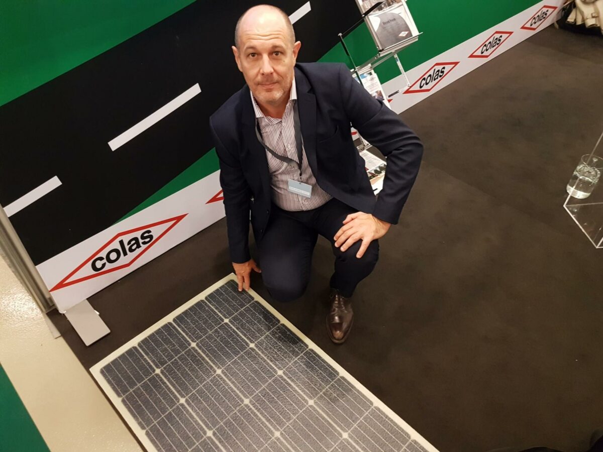 Pierre Trotobas fra Wattway viste solpanelerne frem under building Green i sidste uge. Foto. Torben Jastram.