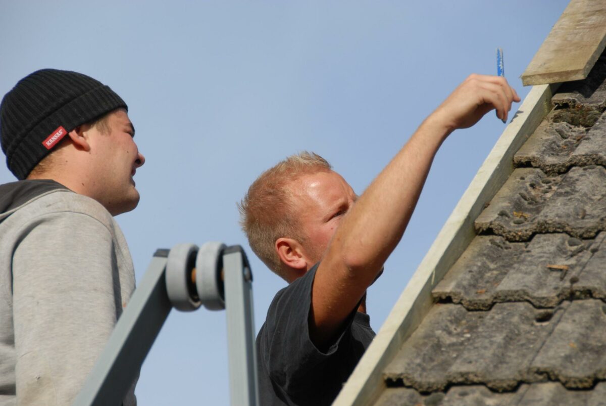 Små håndværksvirksomheder får en hånd af Arbejdstilsynet til at udføre deres APV'er. Foto: Colourbox.