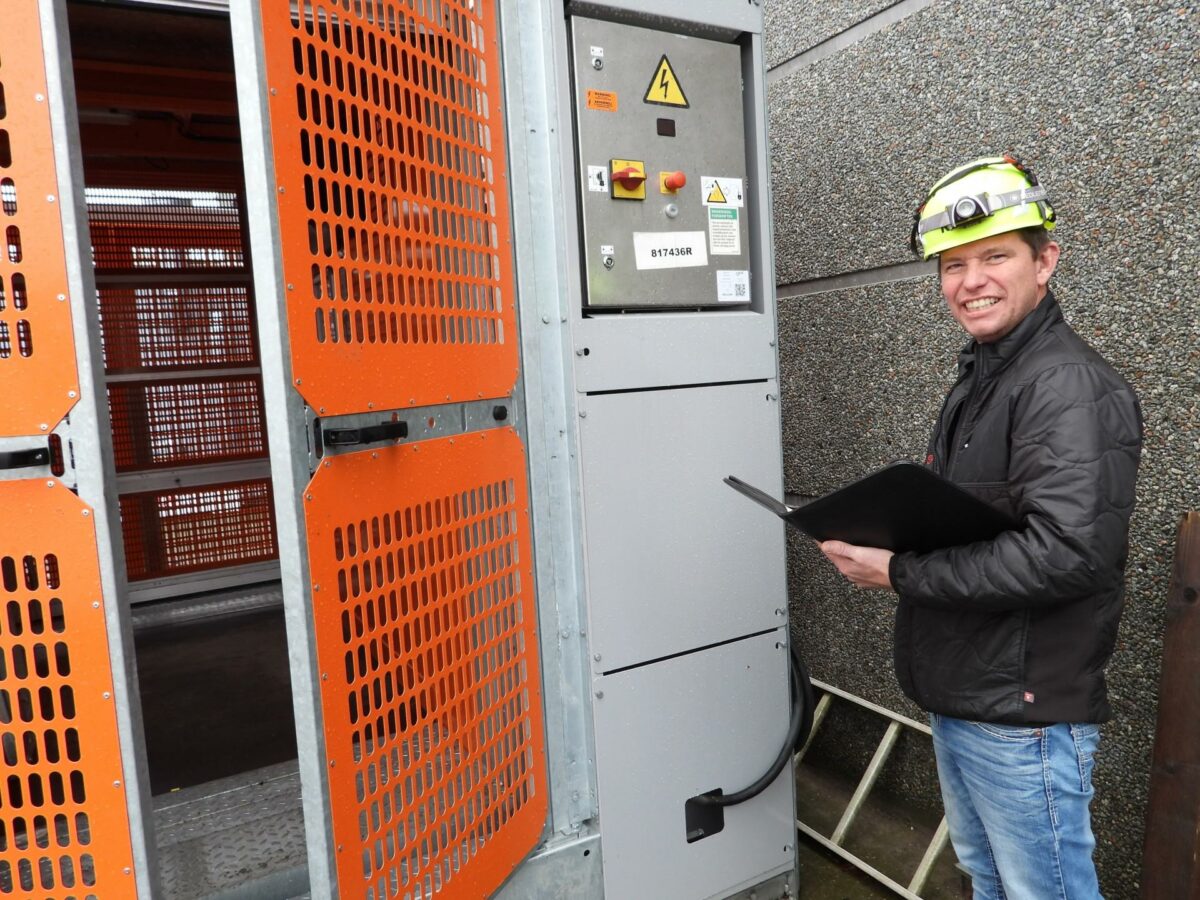 Sektionsleder i Ajos, Thomas L. Madsen tjekker en hejs på pladsen i Vejle, inden hejsen skal ud til en kunde. Foto: Ajos a/s.