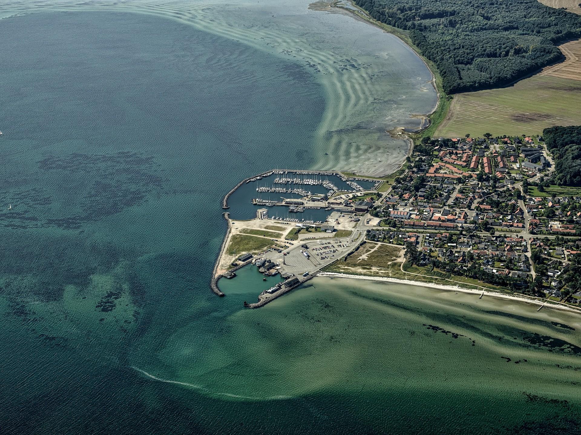 Hou ligger smukt mellem hav og skov, og man kan tage færgen fra Hou til Samsø eller Tunø.