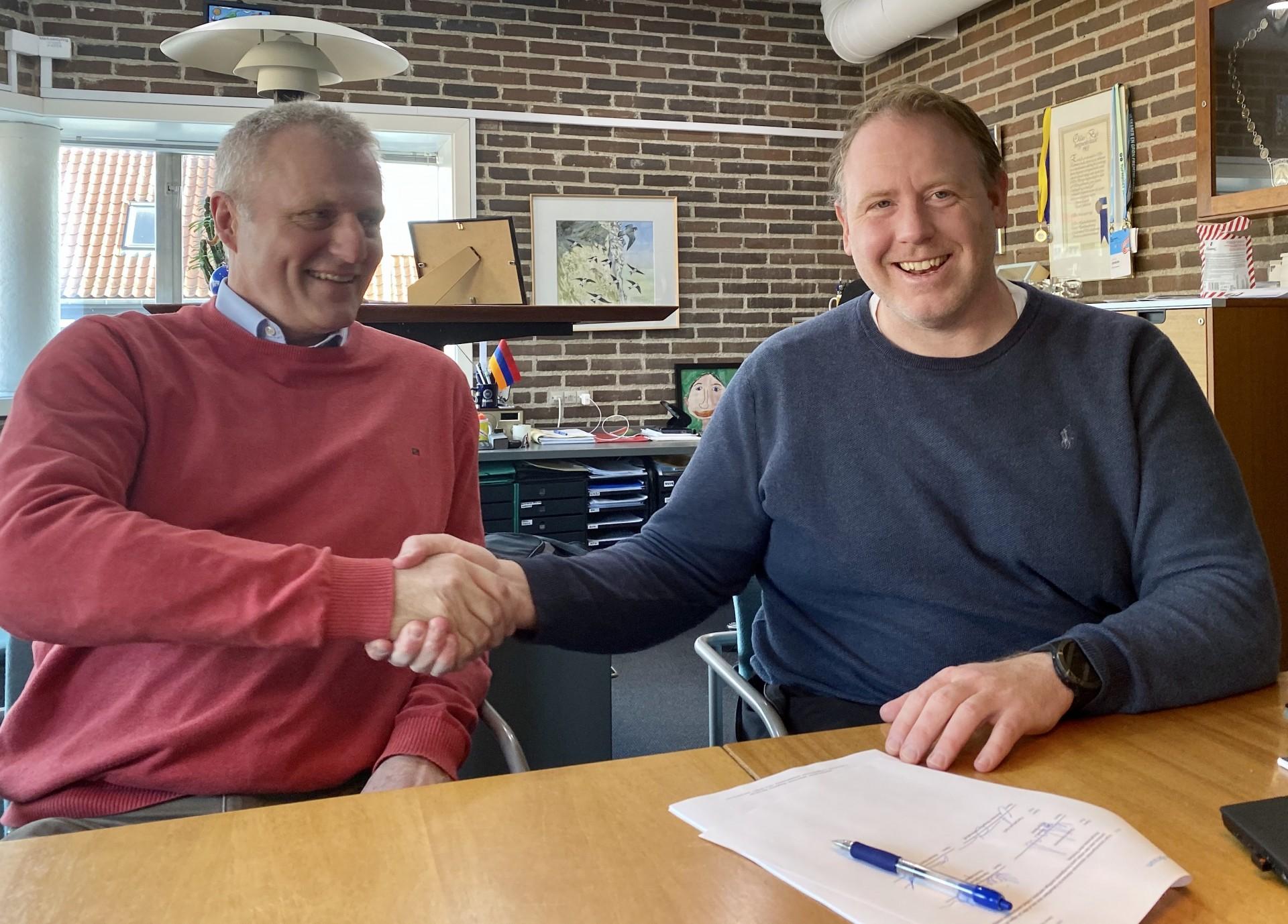 Borgmester i Odder Kommune Uffe Jensen (til venstre) og partner i Domis Nicolai Hommelhoff har skrevet under på en aftale om at udvikle et område i Hou Havn. Foto: Odder Kommune.