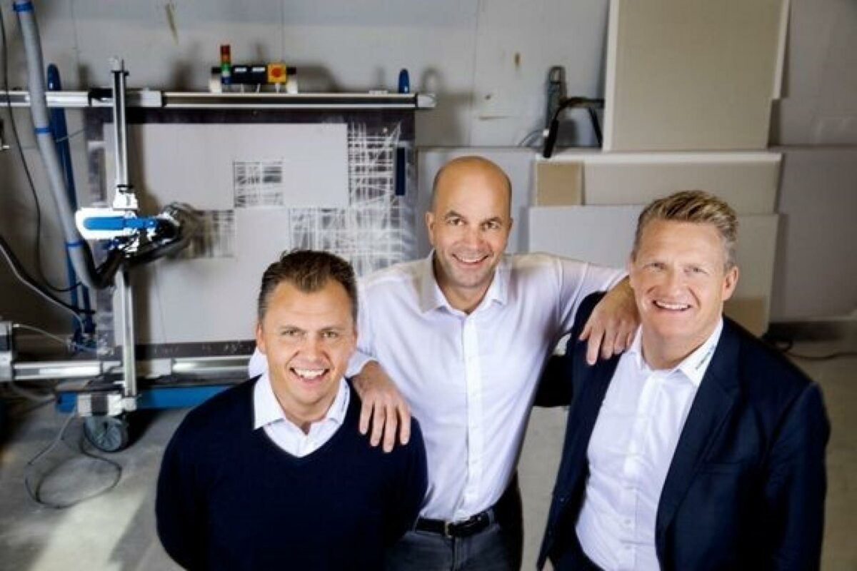 Direktør Peter Hartvigsen i midten er her flankeret af sine nye kolleger Dann Pøt Sørig (tv) og Jacob S. Niclassen (th). Foto: Kobots - Voice Responsive Robotics.