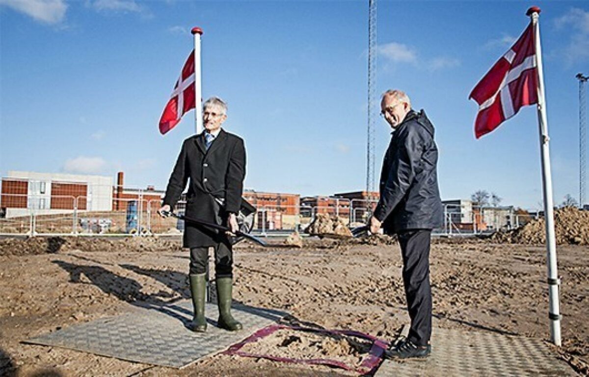 Spadestikket til SDU Sund blev taget af dekan for Det Sundhedsvidenskabelige Fakultet, Ole Skøtt (tv.) og rektor Henrik Dam. Pressefoto.