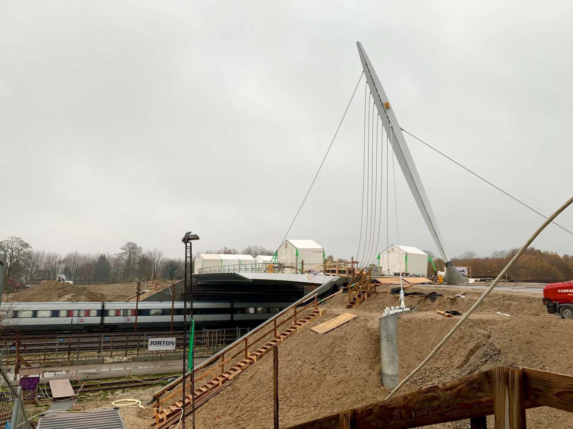 Broen krydser i alt seks jernbanespor. Pressefoto: Høje-Taastrup Kommune.