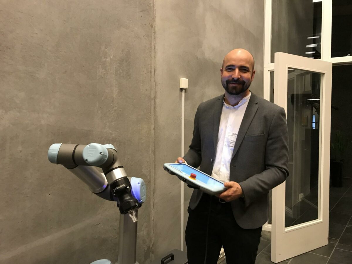 Robotteknologien er efterhånden der, hvor flere principper fra de lukkede produktionshaller kan overføres til byggepladserne, lyder det fra branchechef i Dansk Byggeindustri i Dansk Byggeri Frederik Waitz Søborg, der selv gav den som robotprogramør på Robotdagen i Odense. Foto: Hans-Henrik Lærke.