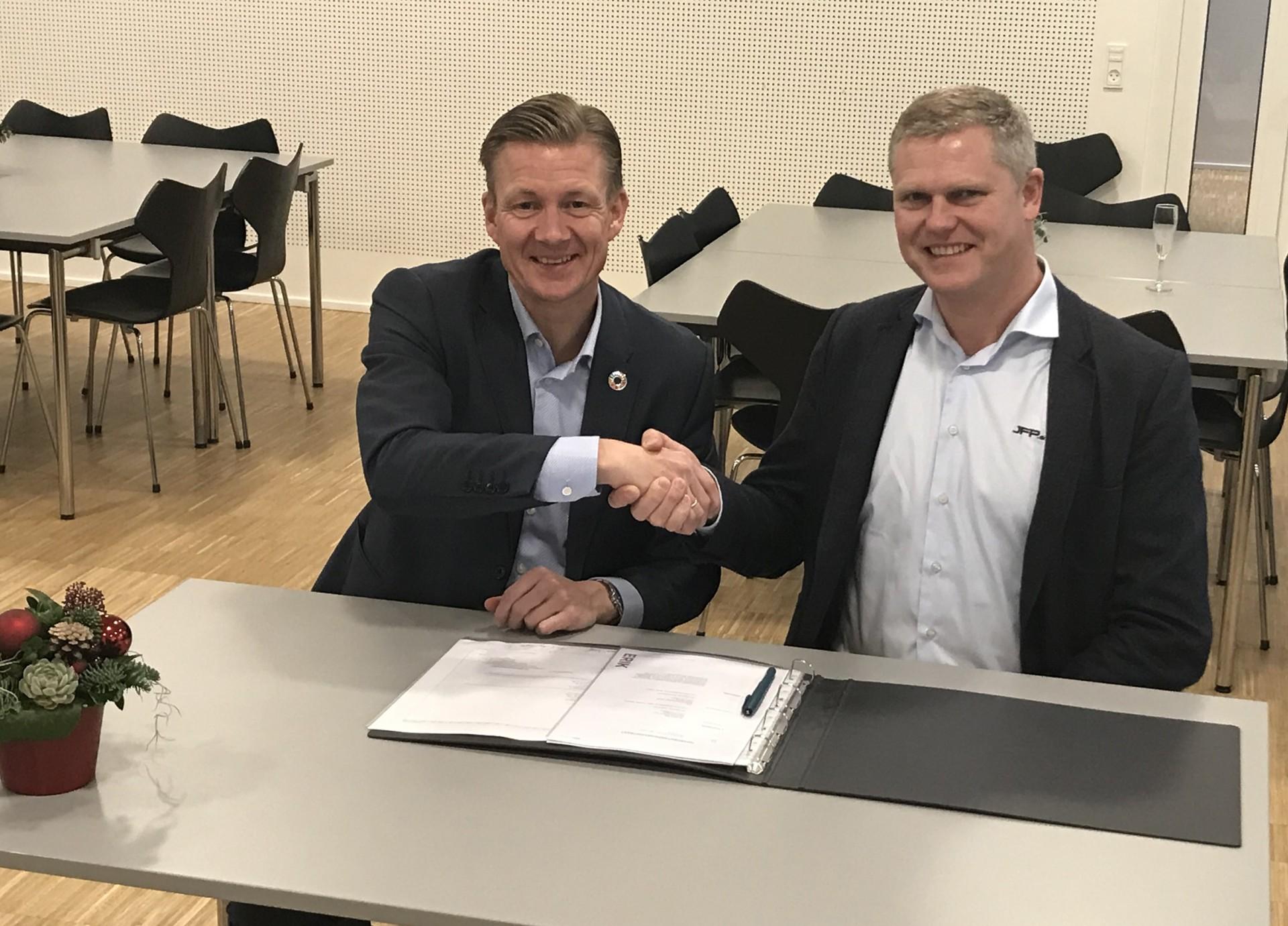 Group Executive Vice President, CSO Poul Due Jensen, Grundfos Holding A/S og salgsdirektør og partner Søren Trærup, JFP A/S, underskriver her aftalen.