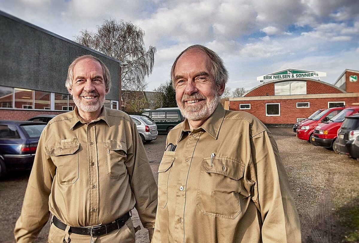 Tvillingeparret Knud (t.v.) og Bent Nielsen foran samleværkstedet og kontorbygningen. Deres egen interesse for køretøjer har givet dem en god idé til det kommende bofællesskab. Foto: Pressefoto.