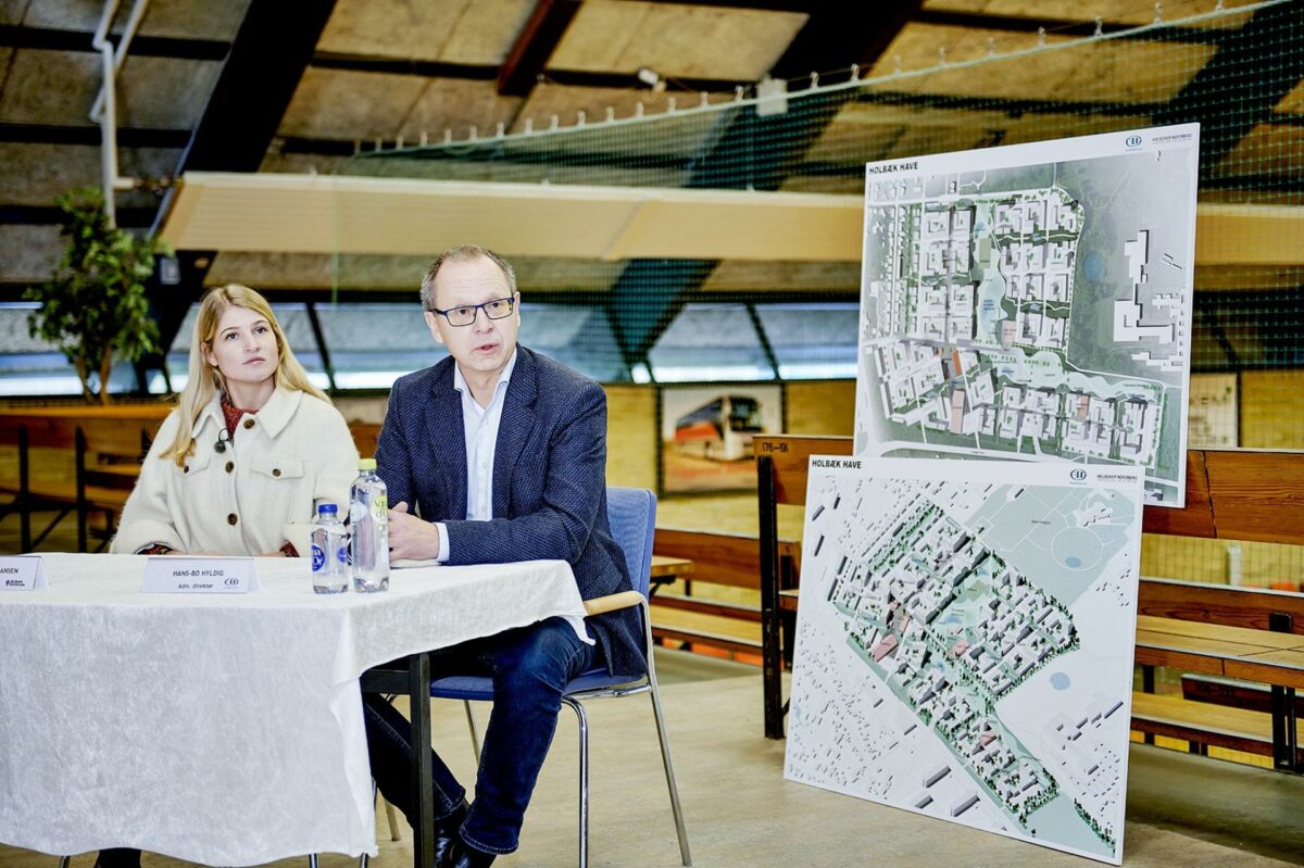 FB Gruppens projektforslag taler ind i vores ønske om at tiltrække flere uddannelser til Holbæk og dermed fastholde vores unge i nærmiljøet, tiltrække børnefamilier fra øst og tilbyde mindre boliger til singler og seniorer, siger borgmester Christina Krzyrosiak Hansen (S), der her flankeres af Hans-Bo Hyldig fra FB Gruppen. Pressefoto.
