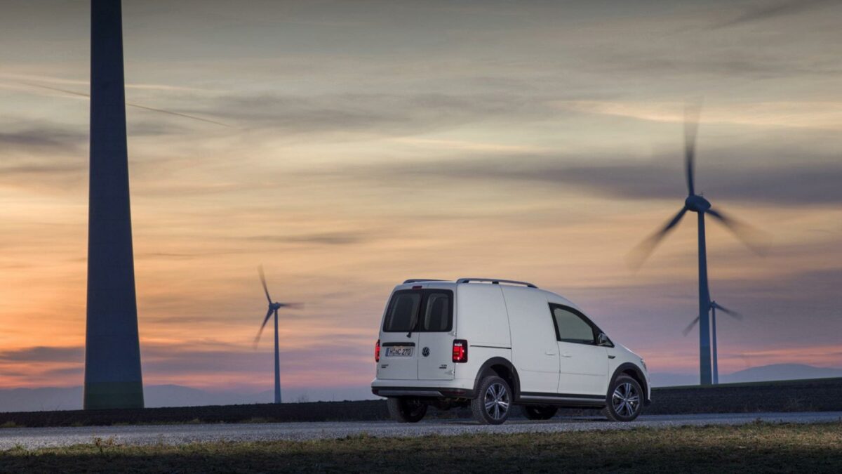 Solen er ved at gå ned for fjerde generation af VW Caddy, der her ses i en Alltrak-udgave. Pressefoto.