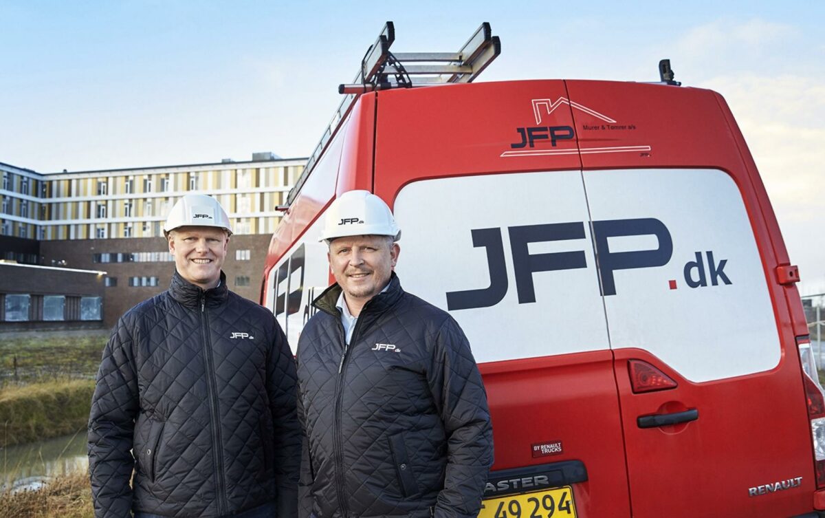 JEP-direktør Jesper Friis Poulsen (tv.) og salgsdirektør  Søren Trærup glæder sig til at skulle bygge for Jysk. Pressefoto.