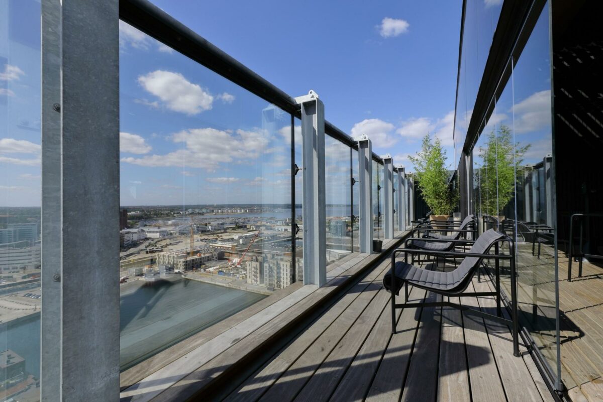 Året går på hæld, men det har været et rigtig godt år for Alument. Medarbejderflokken er vokset, og opgaverne kommet ind i et støt tempo. Loungeområdet på toppen af The Silo er beklædt med etagehøje foldeglas fra Alument, som firmaet oplever stor interesse for. Foto: Alument.