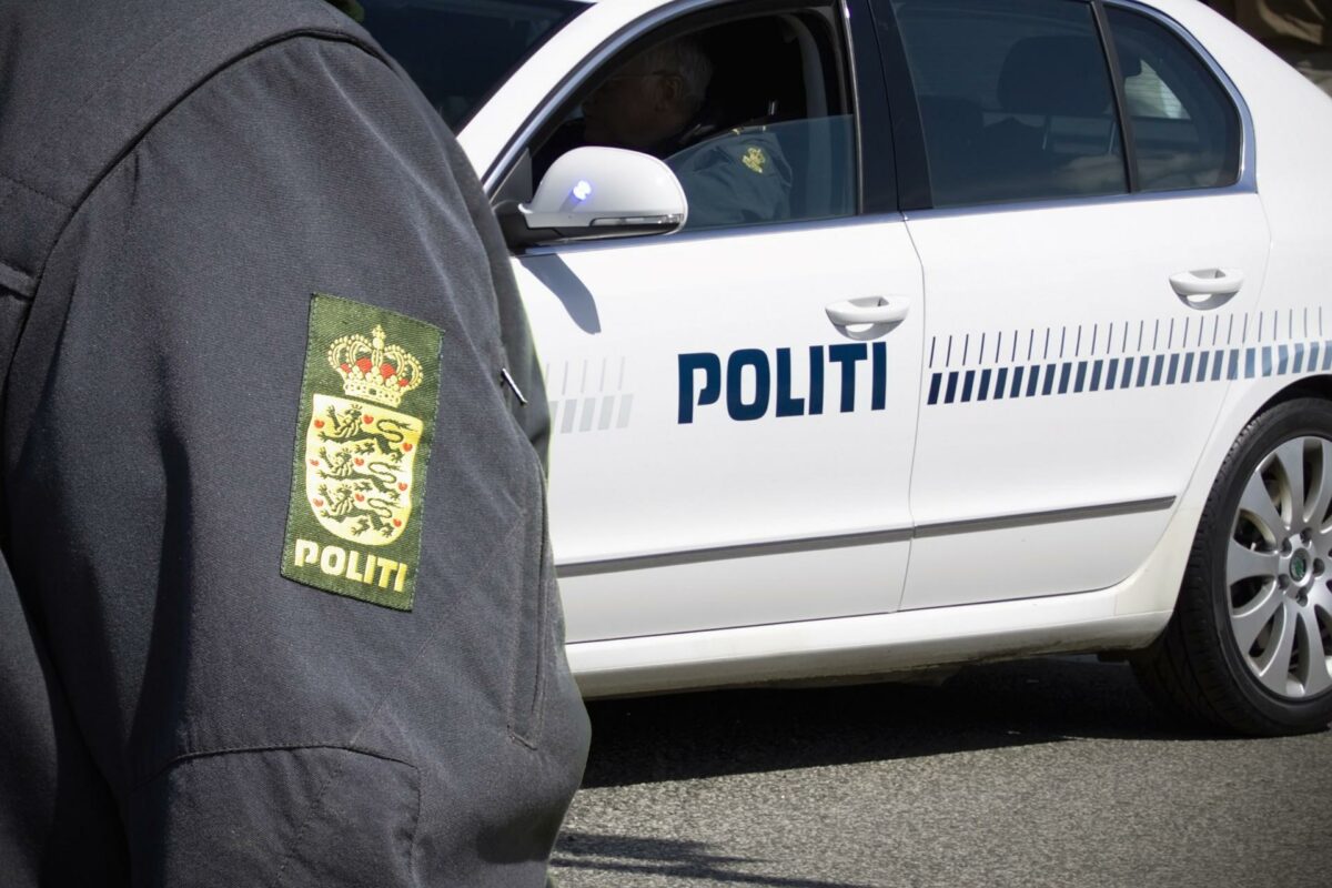 Politiet vil gerne i kontakt med chaufføren, der valgte at køre fra stedet, efter jernbanebroen blev skadet. Foto: Colourbox.