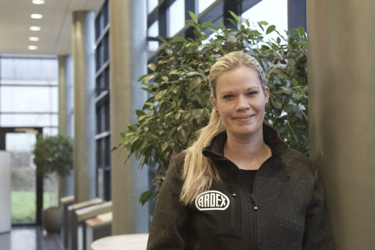 Mette Konggård Iversen har skiftet gulvlæggerjobbet ud med et konsulentjob hos ARDEX. Hun er drevet af at opfylde kundernes behov og ønsker. Foto: Louise Gregersen