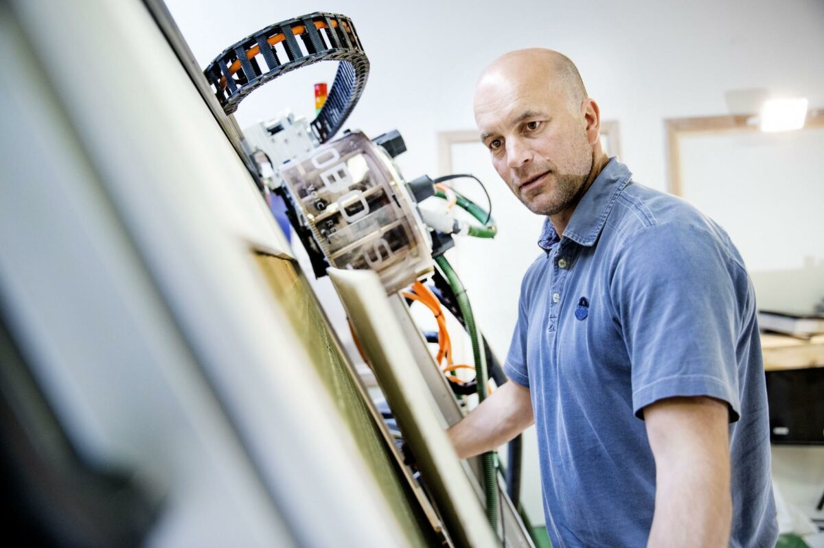 Vi har bare skullet vise robotten frem, så folk kunne se, hvad den kunne, og så har interessen været der fra start, fortæller Peter Hartvigsen, CEO i Kobots. Pressefoto.