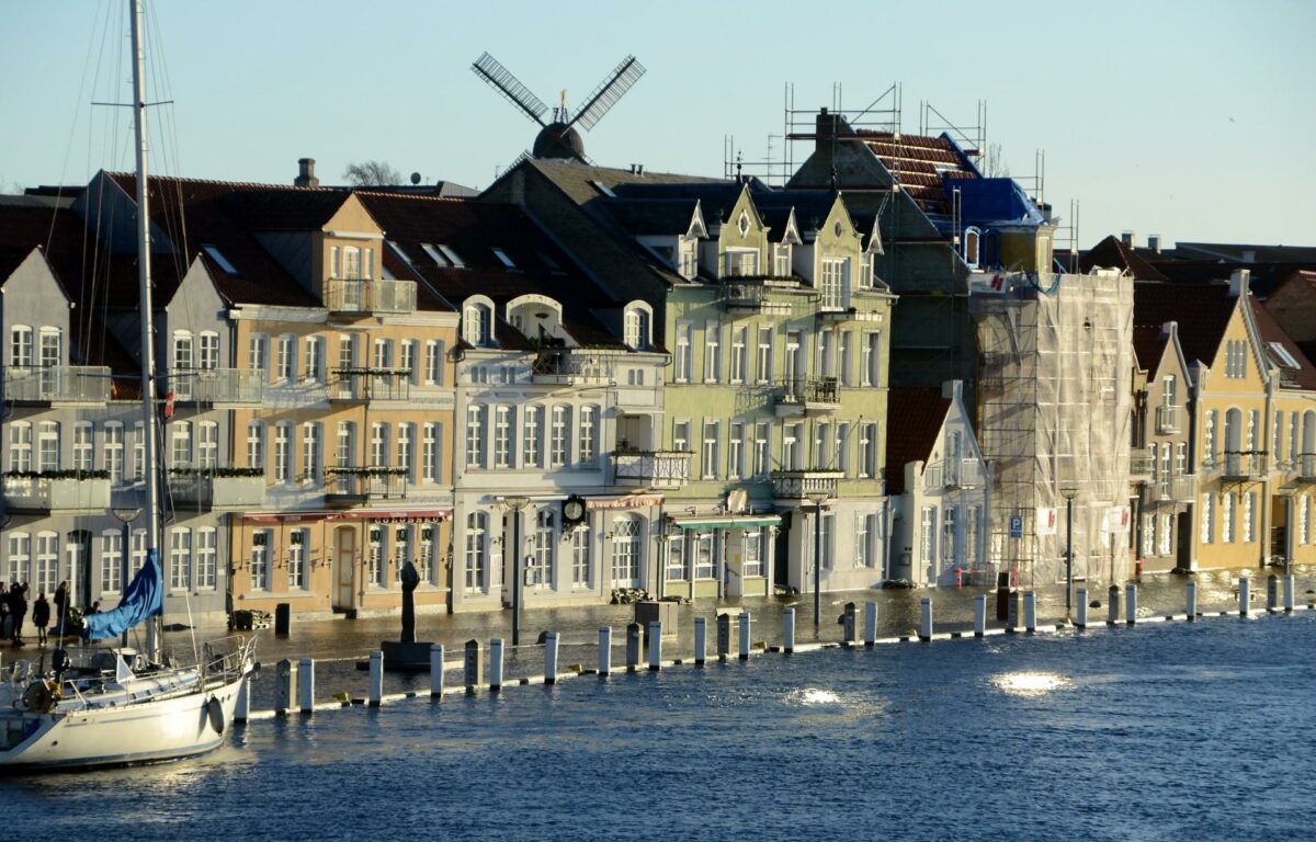 75.000 danske ejendomme ved havne, kyster og åer er i risiko for oversvømmelse ved for eksempel stormflod. Foto: Colourbox.