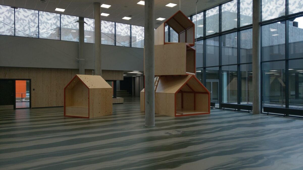 BF12 har de seneste år haft succes med træbaserede løsninger til byggeriet. Blandt de aktuelle projekter er Lindbjergskolen i Hammerum-Gjellerup ved Herning, hvor BF12 leverer indendørs legehuse og akustikpaneler.