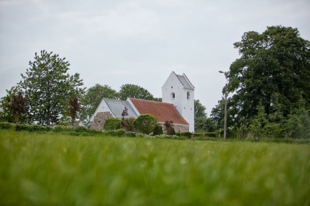 Mange kirker er flere hundrede år gamle. Det gør det ikke nemmere at energirenovere dem, men forsøget skal gøres, mener landets biskopper. Foto: Colourbox.