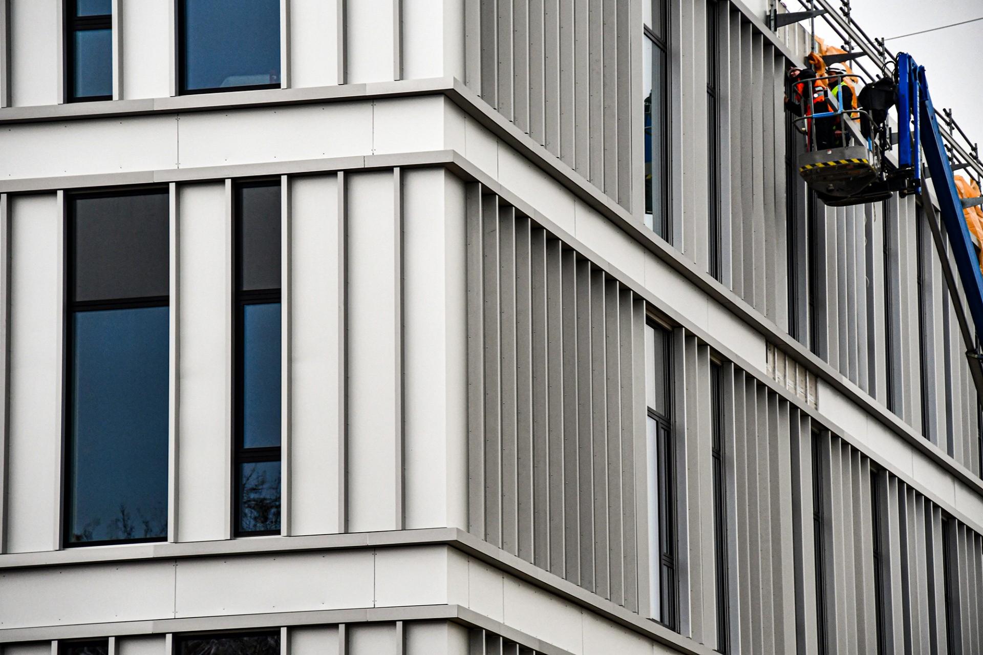 Netop nu opsættes den ene hvide aluminium flade efter den anden, og snart vil store dele af nybyggeriet være klædt på i lette og lyse facader. Foto: Nyt Hvidovre Hospital.