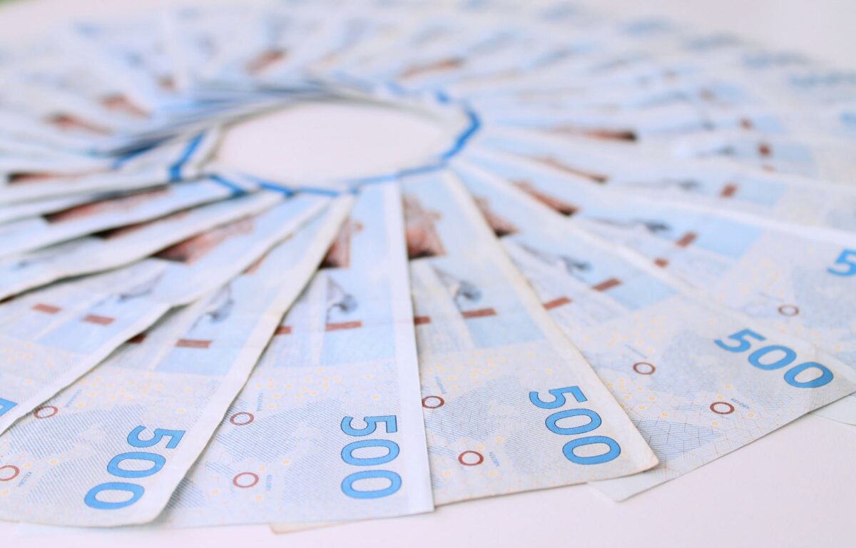 Blev de betalt i kontanter, skulle de tre advokater, som håndterer konkursen efter Pihl og Søn, hver slæbe 51,6 kg 500-kroneseddeler fra boet. Så meget vejer 72 millioner kroner. Foto: Colourbox.