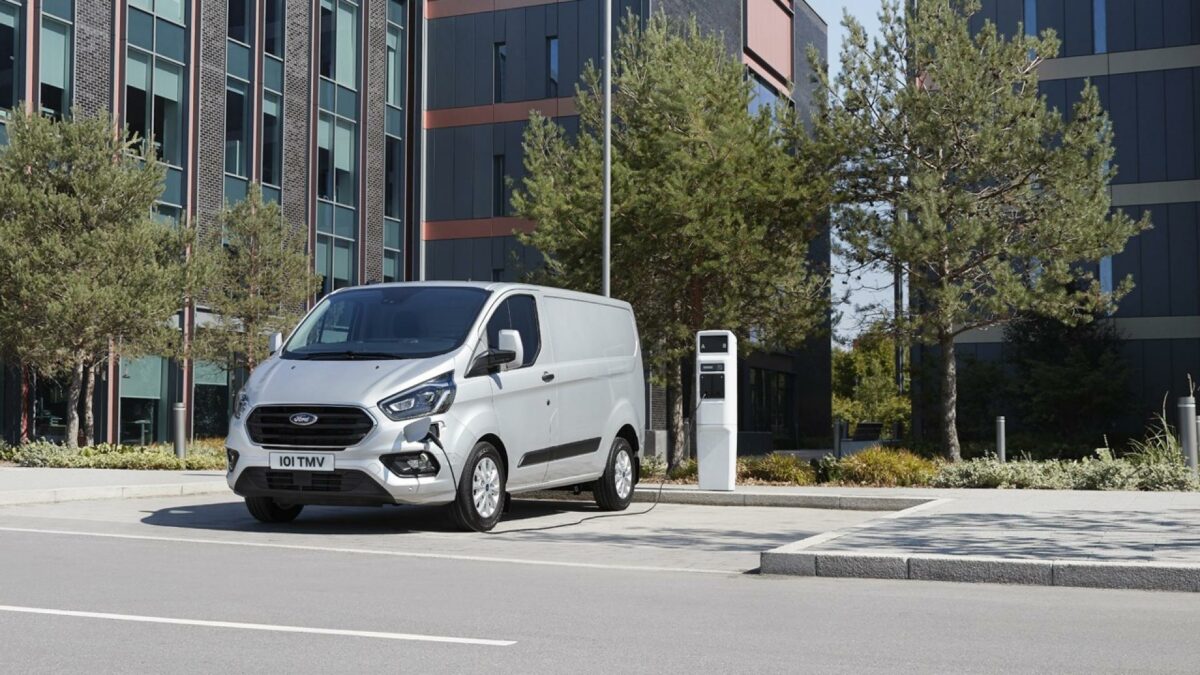 Ford Transit Custom PHEV introduceres i Danmark i august til priser fra 350.000 kroner plus moms. Pressefoto.