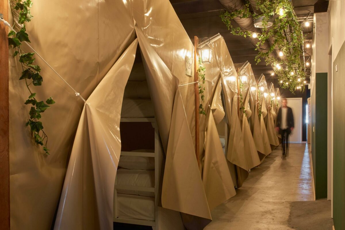 Inspireret af lange backpackerrejser i Sydamerika har to hotelfolk åbnet hostellet Urban Camper med plads til 160 teltovernattende. Plan1 Cobblestone Architects har realiseret indretningen. Pressefoto.