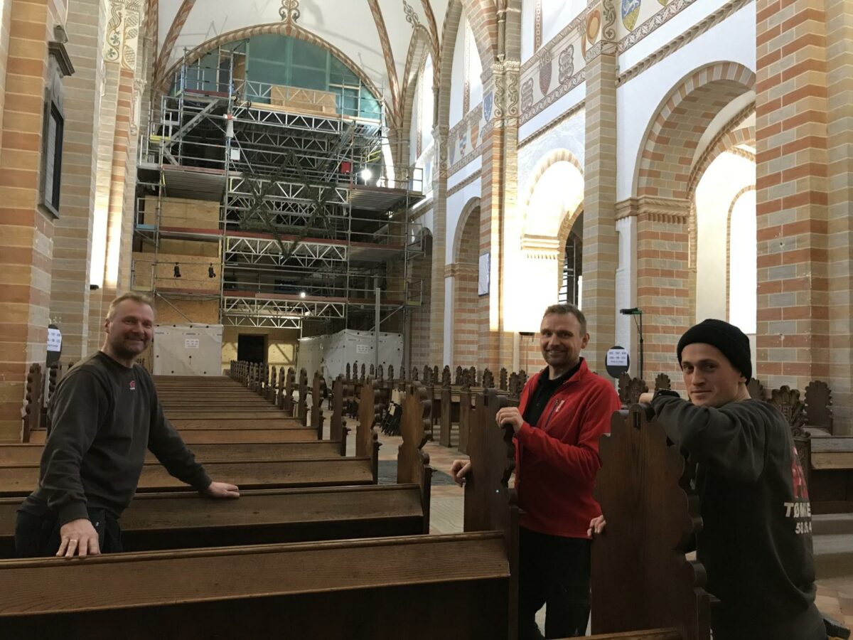 De tre gutter Henrik Mikkelsen (tv.), Mikael Høgh og Mads Sørensen har fast arbejde i Sorø Klosterkirke, hvor deres fagfælle, Jesus af Nazareth holder øje med, om de passer ordentligt på kirkens inventar. Foto: Hans-Henrik Lærke.