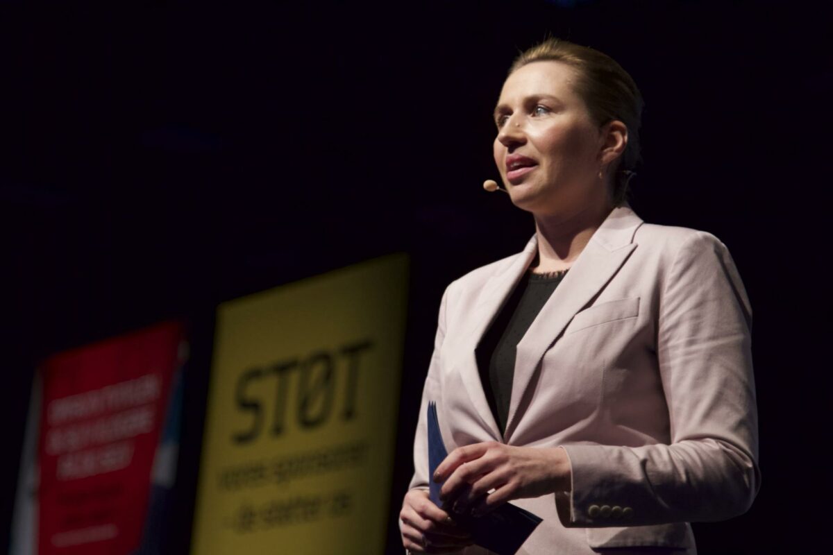 Statsminister Mette Frederiksen (S) rettede en stor tak til de unge, der har valgt en erhvervsuddannelse, da hun holdt tale til afslutningen på DM i Skills. Foto: Louise Gregersen