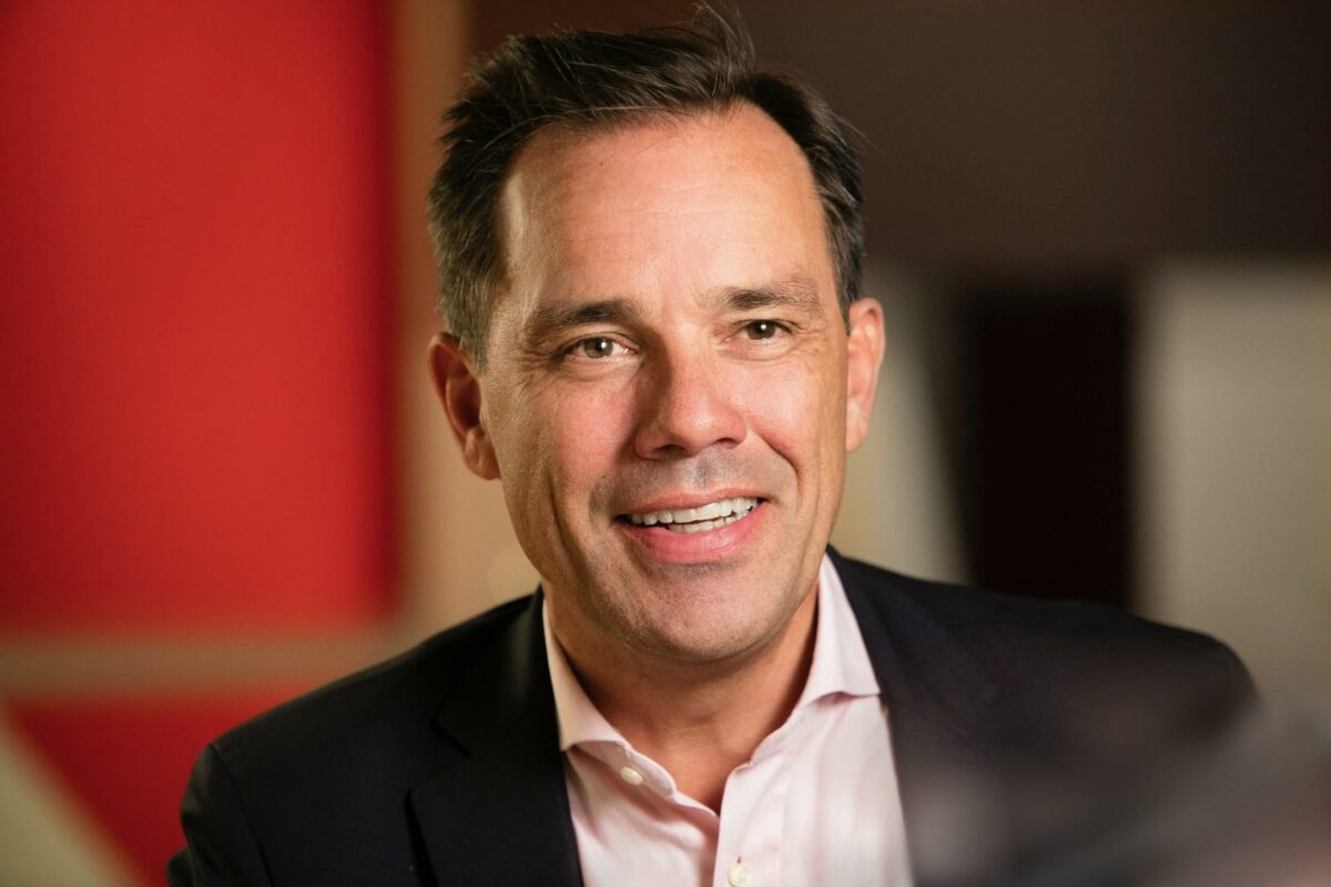 Peter Møller, der er CEO i Saint-Gobain Distribution Denmark, er glad for, at man nu har valgt et bæredygtigt alternativ til plasticposen. Pressefoto.